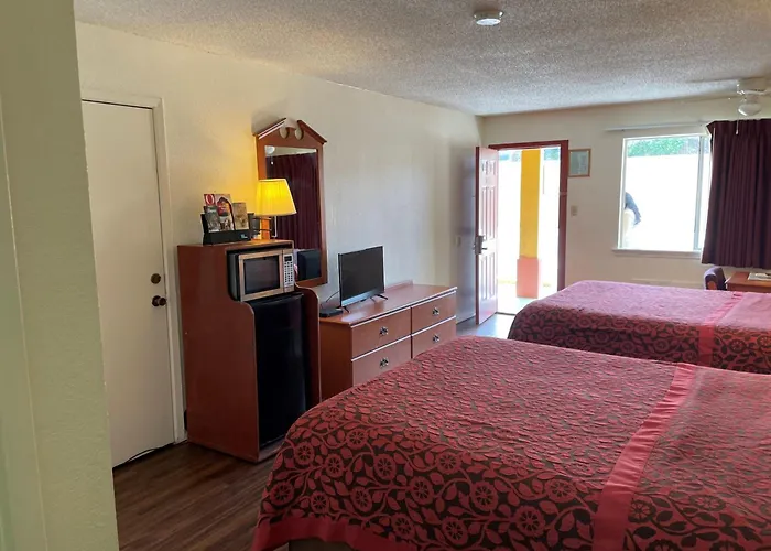 Days Inn & Suites By Wyndham Marshall
