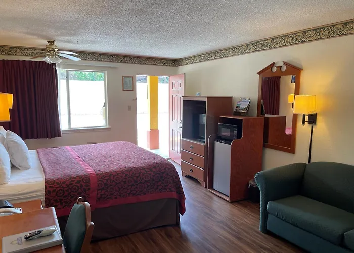 Days Inn & Suites By Wyndham Marshall