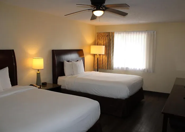 Days Inn & Suites By Wyndham Marshall