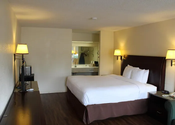 Days Inn & Suites By Wyndham Marshall