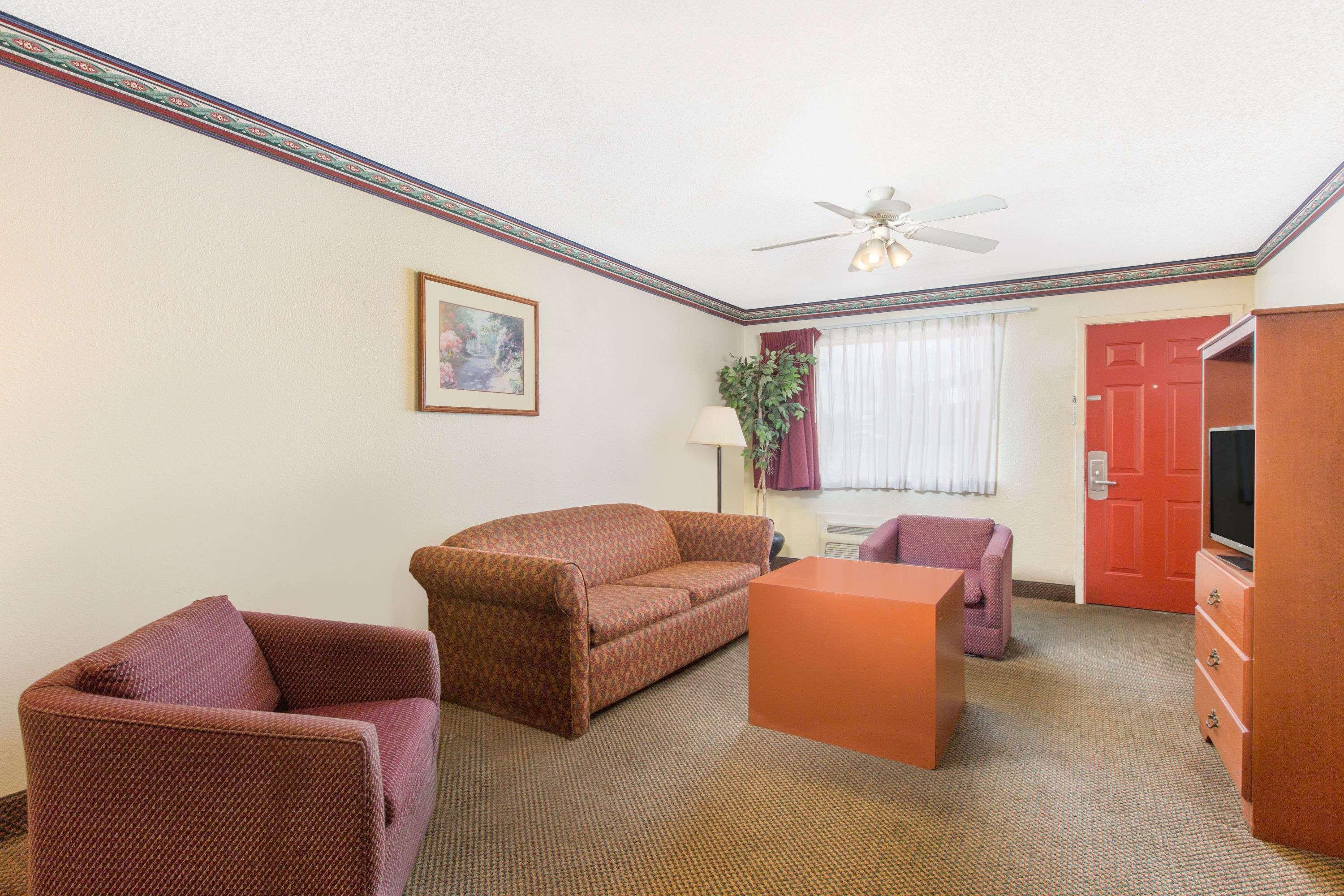 Days & By Wyndham Hotel